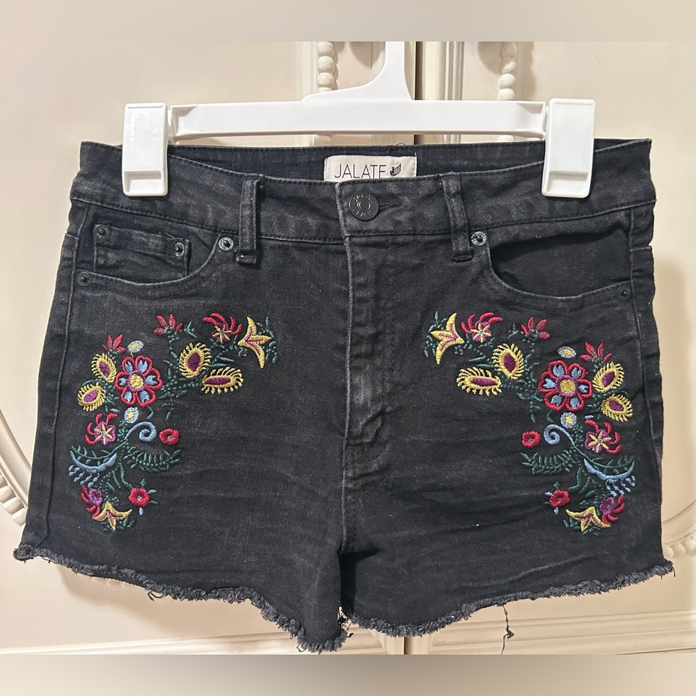 JALATE BLACK FLOWER PRINT JEAN SHORT